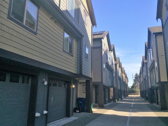Building Photo - Warm and Welcoming Northgate Townhome