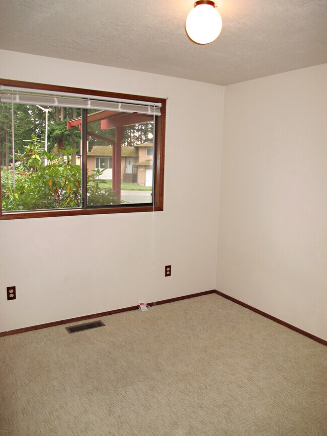 Building Photo - 601 NW Ensign Dr