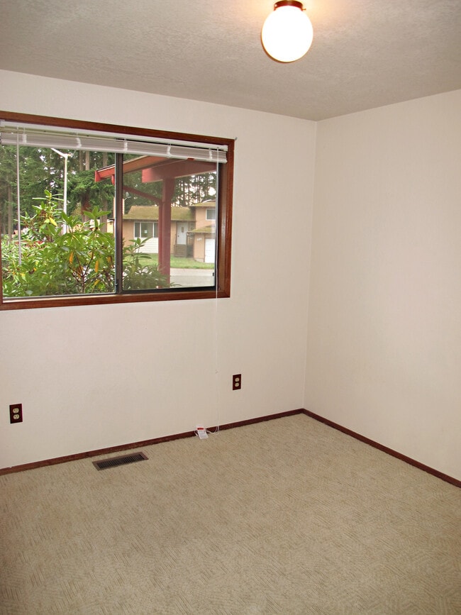 Building Photo - Pet Negotiable 3 Bedroom Home. Fire Place and Garage.