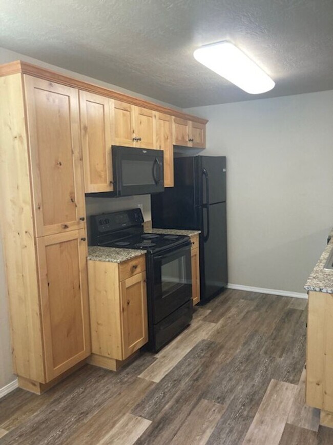 Building Photo - AB1436