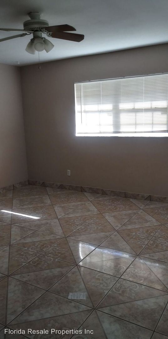 Building Photo - 605 SE 13th Terrace