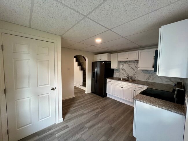 Building Photo - 423 Center St