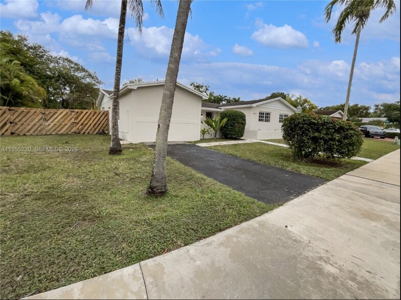 Building Photo - 10001 SW 99th Ave