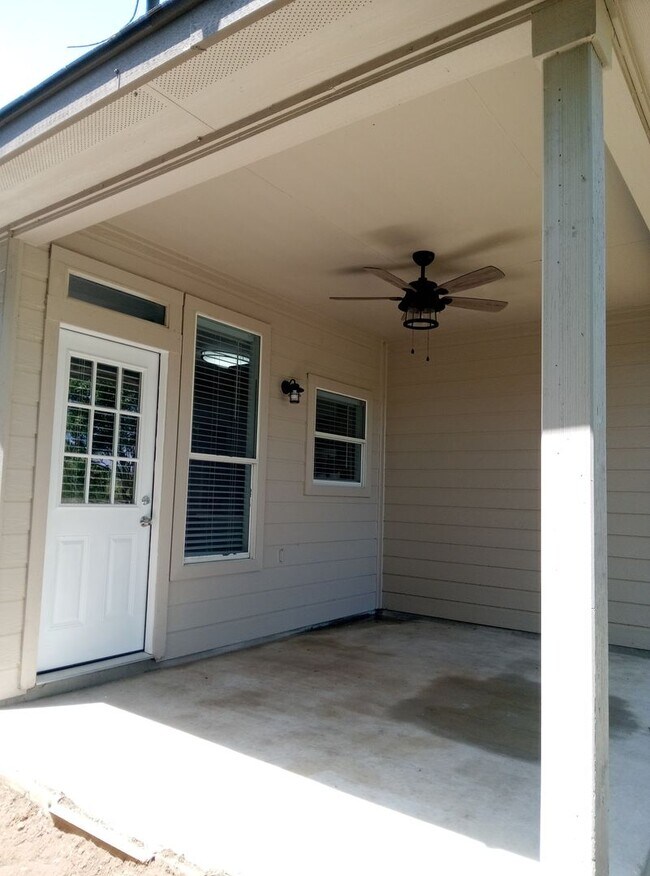 Building Photo - Beautiful and Spacious 3bdrm/2bath 2 car g...