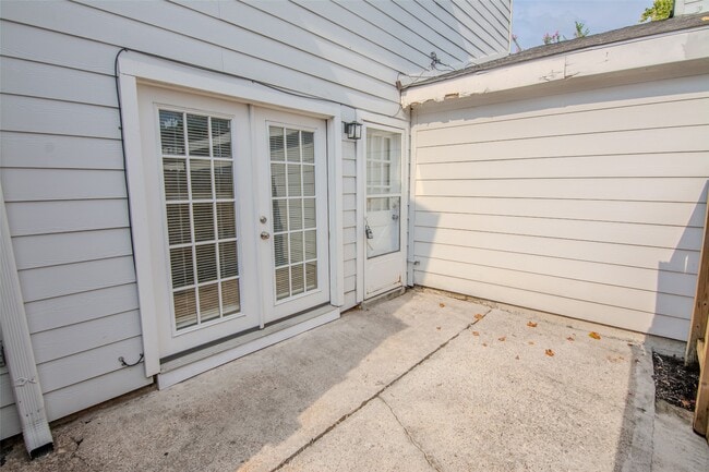 Building Photo - 7860 Green Lawn Dr