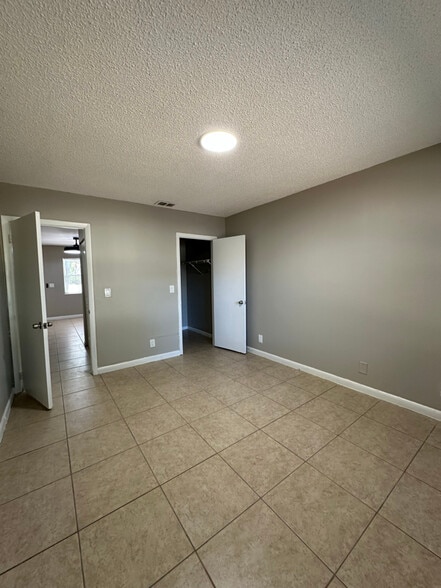 Building Photo - 4833 Serafica Dr