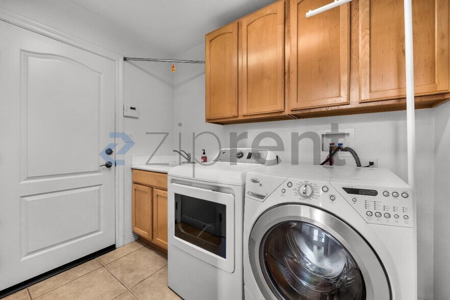 Building Photo - Unit