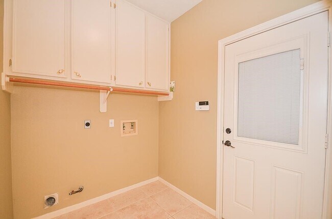 Building Photo - 46 Grants Lake Cir