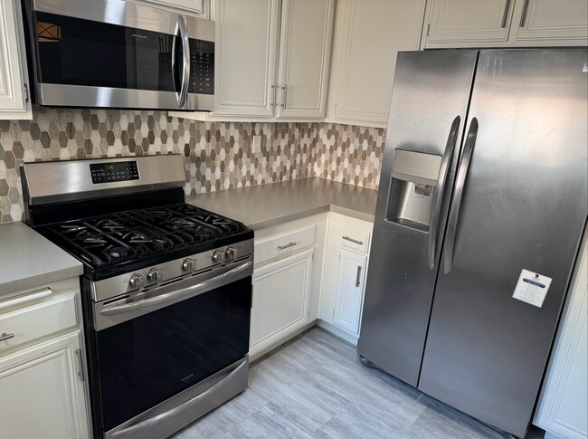 Building Photo - Beautiful 2-Bedroom Townhome in Stevenson Ranch!