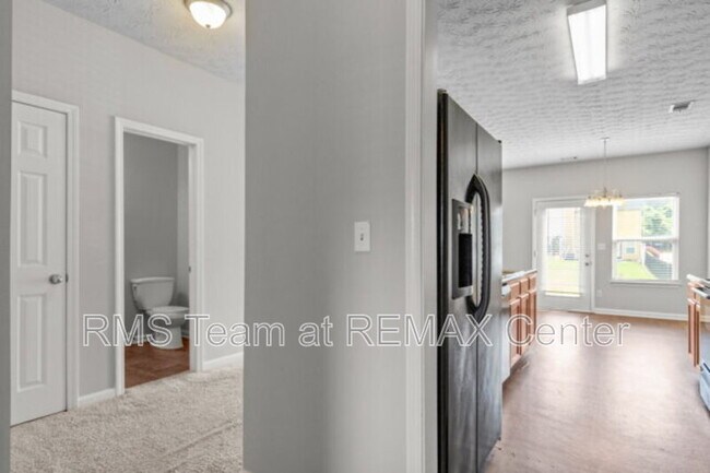 Building Photo - 45 Providence Oak Ct SE
