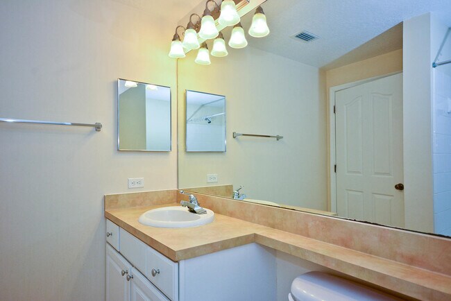 Building Photo - 6203 Myrtlewood Cir W