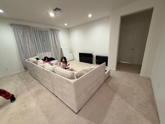 Building Photo - 205 Zinnia Way