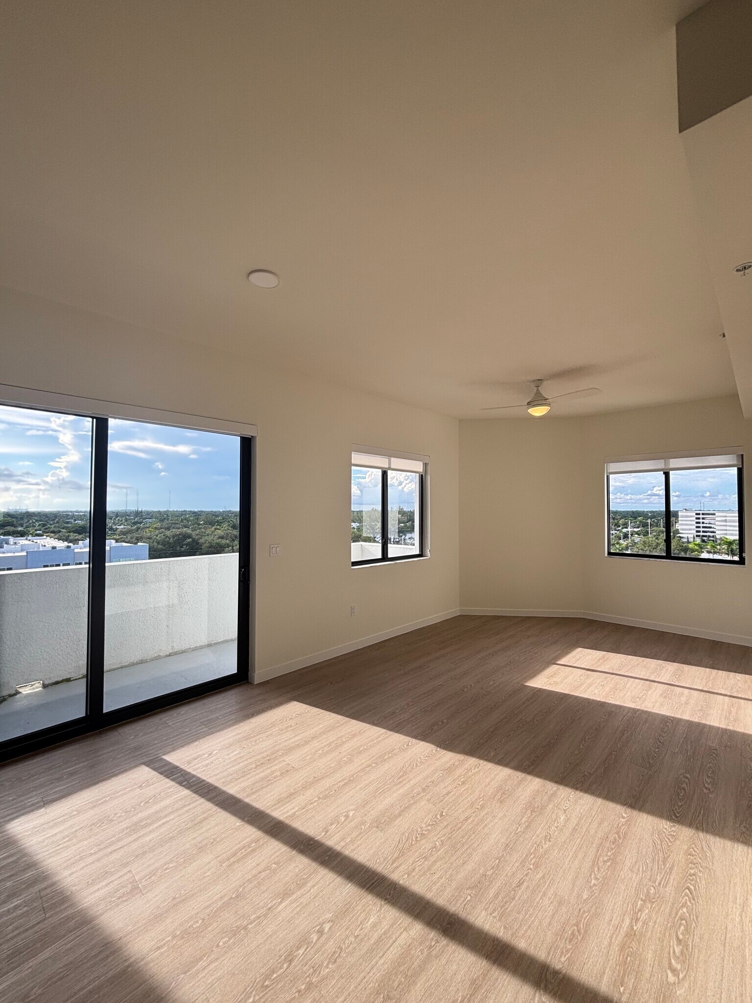 Building Photo - 19550 NE 26th Ave