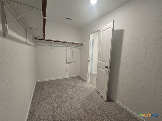 Building Photo - 5600 Geronimo St