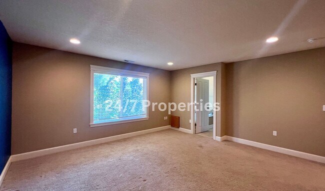 Building Photo - Large 4BD I 2.5BA Home - West Linn!