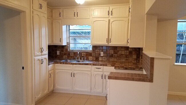 Building Photo - 422 Globe Ave