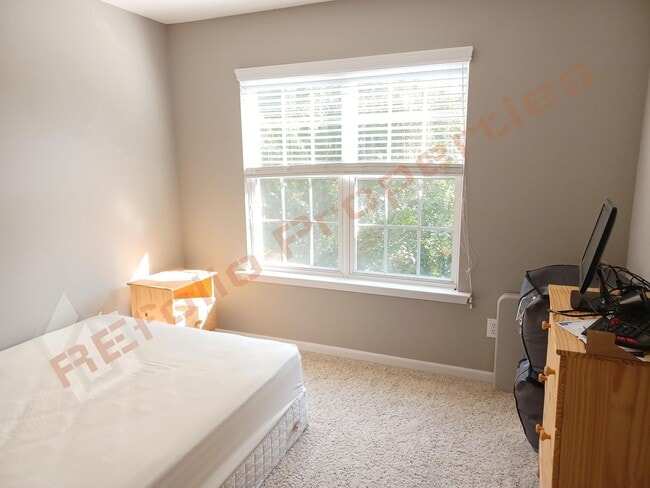 Building Photo - Luxury 4 BR 2-Car Garage Cul-de-Sac End Un...