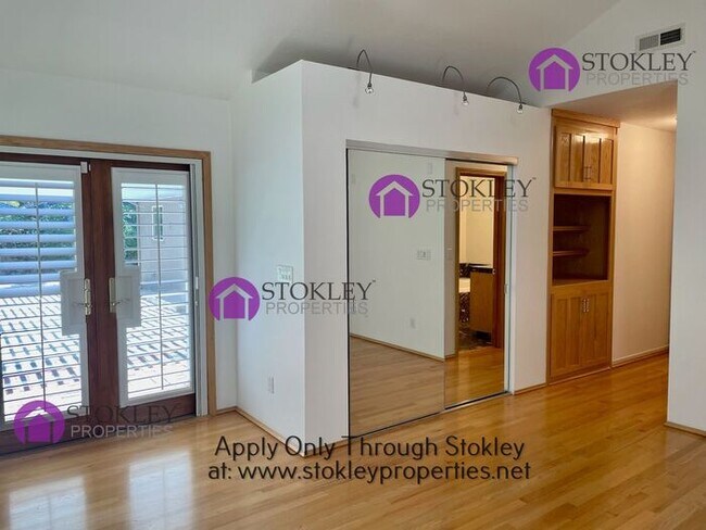 Building Photo - 158 Cameo Dr