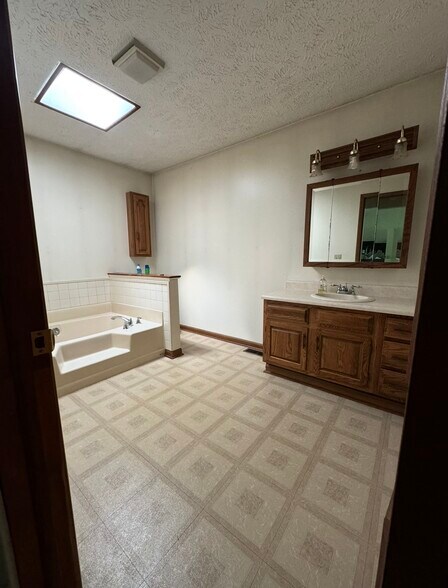 Building Photo - 2080 Robins Ct NW