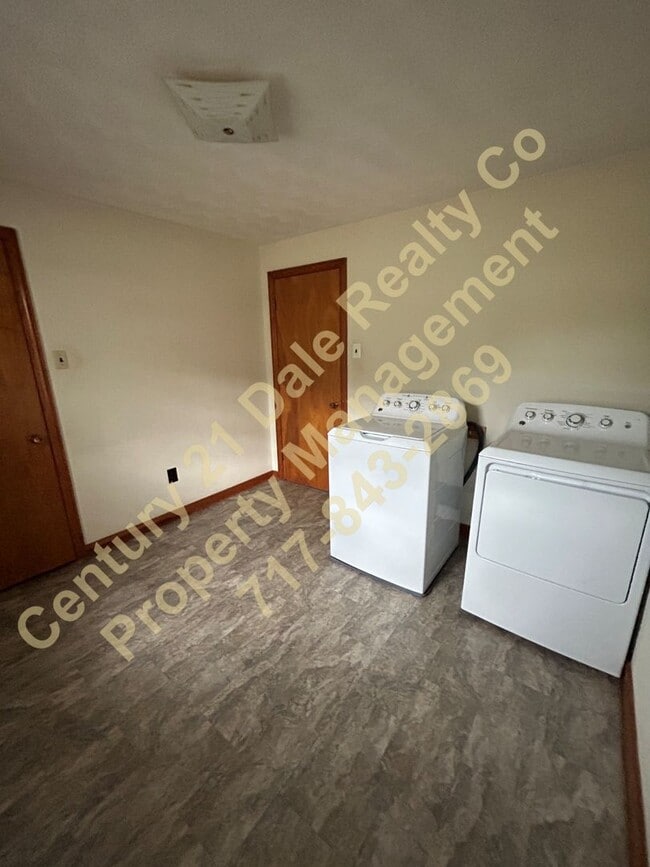 Building Photo - Fully remodeled 2 Bedroom All one Level ho...