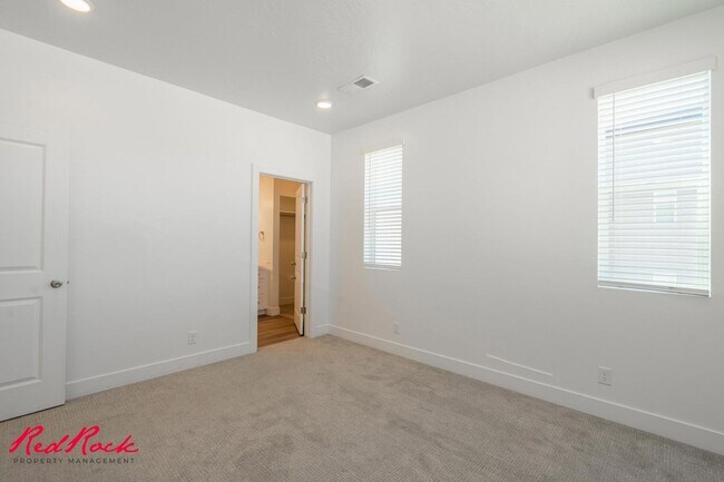 Building Photo - Pet Friendly 2 Bedroom Condo in Desert Color!