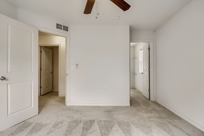 Building Photo - Beautiful 3 bedroom townhome in Central Park (Stapleton) Neighborhood