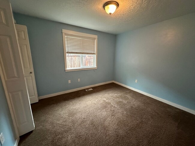 Building Photo - Very Nice 3 Bed 2 Bath Home With Vinyl Pla...