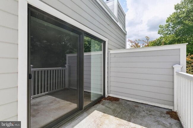 Building Photo - 1740 Oakwood Terrace