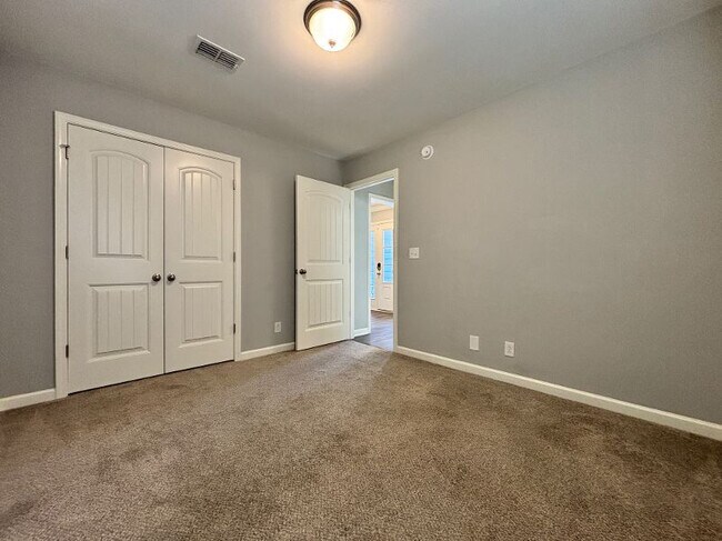 Building Photo - 2431 Hollis Dr
