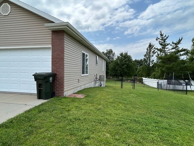 Building Photo - Beautiful Townhome in the popular Vavrina ...
