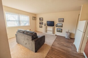 Building Photo - Roban