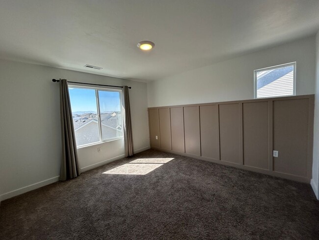 Building Photo - 3 Bedroom 2.5 Bathroom Townhouse in Eagle Mountain!