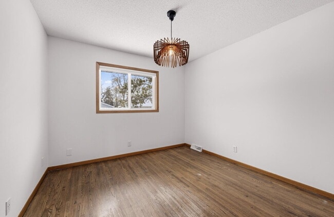 Building Photo - Nicely remodeled side by side duplex 3-Bed Home with Gleaming Hardwood Floors & New carpet in Hop...