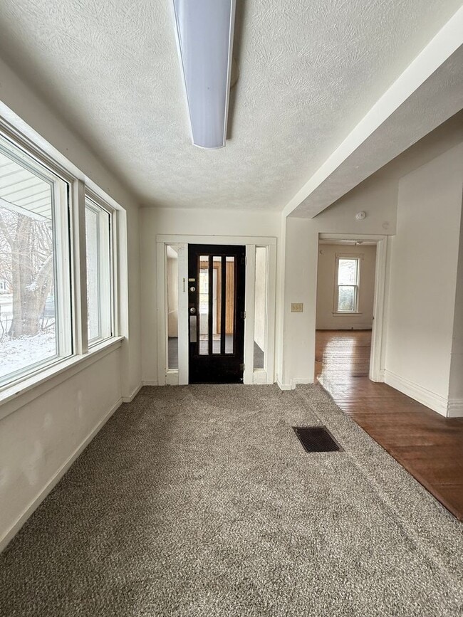 Building Photo - HOUSE...LARGE 3 Bedroom 2 Bath