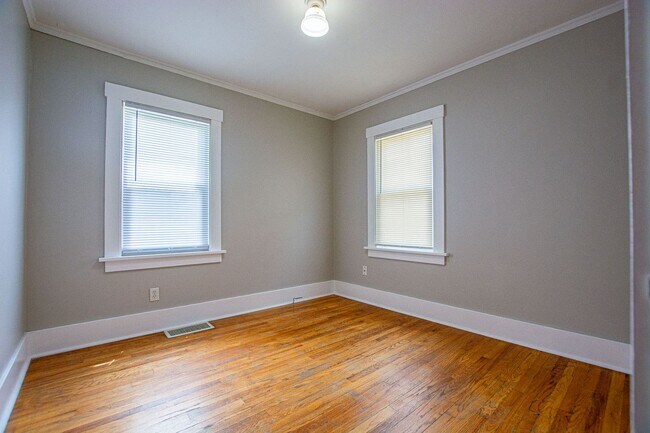 Building Photo - 2 Bedroom / 1 Bath Duplex with Garage in Askarben!