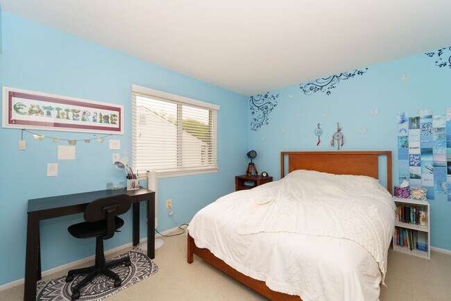 Building Photo - Meticulously Maintained 4 BR 2.5 BA Home in Burke, VA