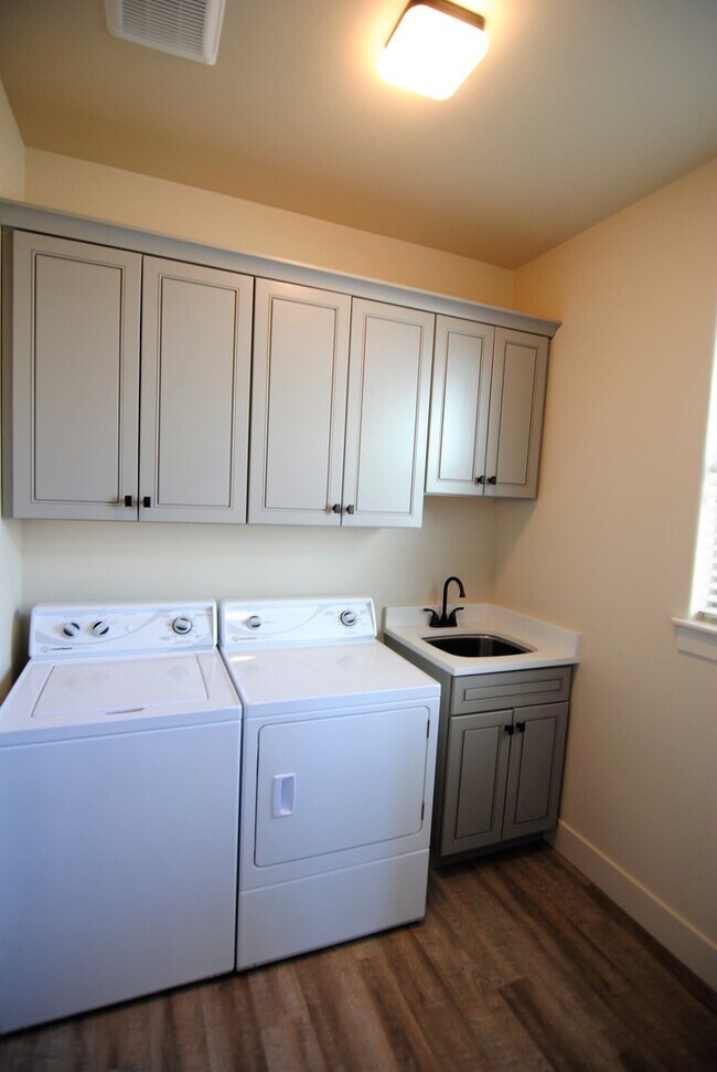 Building Photo - 1712/1714 Danny Boy Ln. Duplex