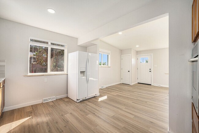 Building Photo - Spacious 6-Bed 3-Bath Home in Federal Heig...