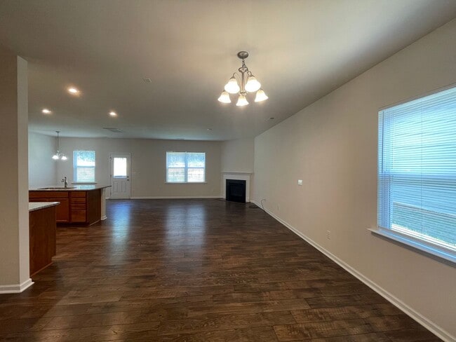 Building Photo - 4BR/3BA Home with Bedroom and Full Bath Do...