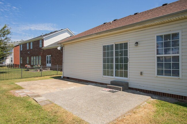 Building Photo - Charming Hendersonville Home!