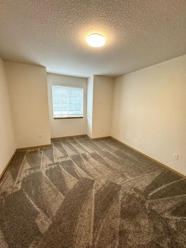 Building Photo - Fully Renovated 2 Bedroom, 1.5 Bath Townhouse with Garage