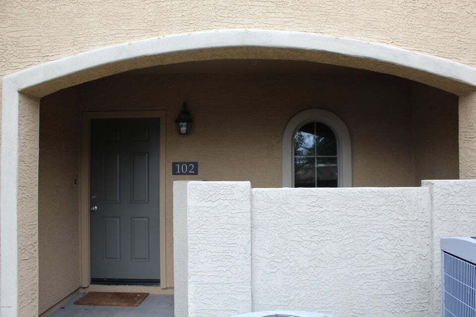 Front Patio- 1st floor - 3250 W Greenway Rd