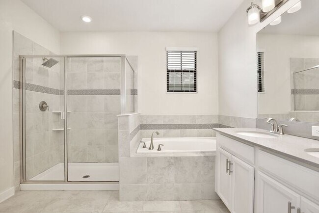 Building Photo - Beautiful 4/3.5 Townhome with a Spacious 2 Car Garage Located in Trails at Moss Park - Orlando