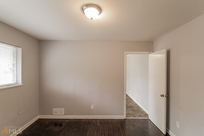 Building Photo - 2375 Surrey Trail