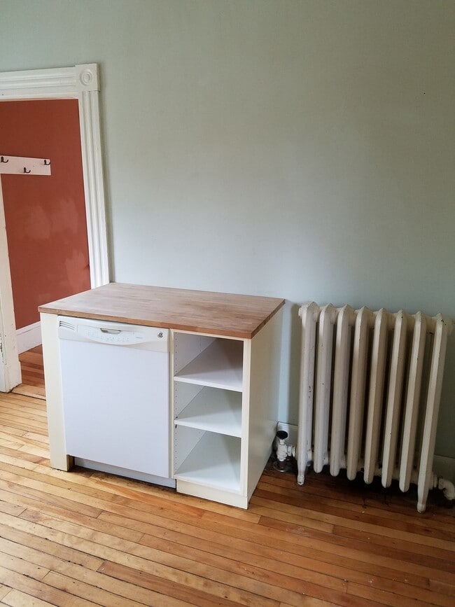 Building Photo - 3 bed 1 bath house with large deck, butler...