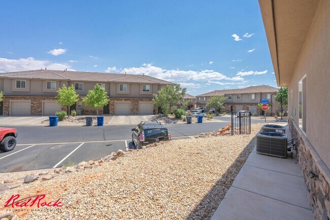 Building Photo - Charming 3 bedroom Townhome. 2 Community Pools!