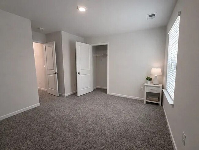 Building Photo - 1302 Falls of Hickory