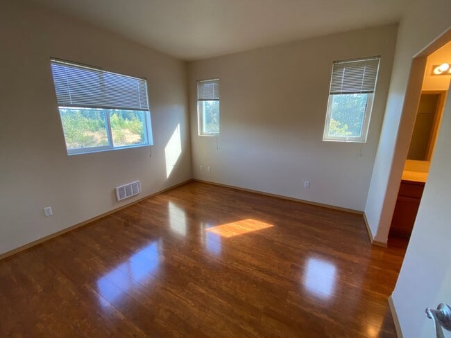 Building Photo - DuPont 2 Bedroom Town Home