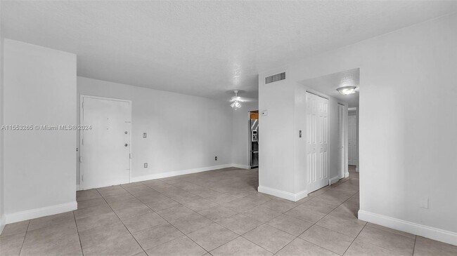 Building Photo - 1825 W 56th St