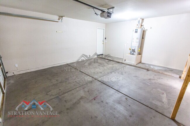 Building Photo - 12913 W Palm Ln